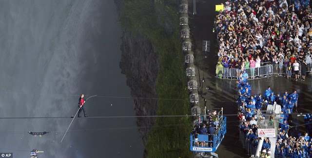 Menyebrangi Air Terjun Niagara Diatas Sebuah Kabel Baja [ www.BlogApaAja.com ]