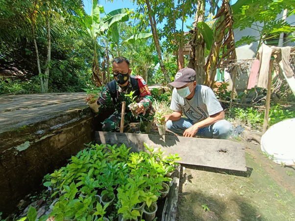 Anggota Satgas TMMD Ke-111 Kodim 1207/Pontianak Sambangi Petani Kopi Arabica