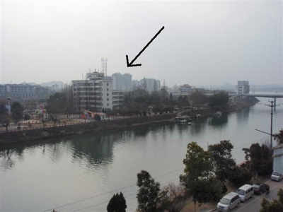 media melaporkan sebuah peristiwa misterius di kota Huang Shan Munculnya kota siluman di atas sungai Xin'an, Cina - kasus salah persepsi media