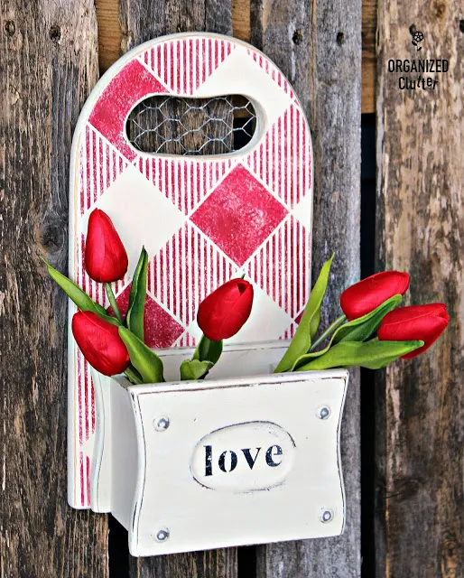 Photo of Valentine's decor made with a cutting board