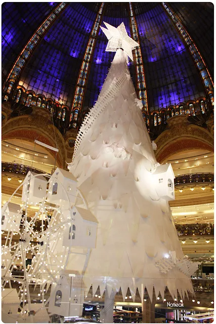 Le sapin en papier des Galeries Lafayette de  Lorenzo Papace