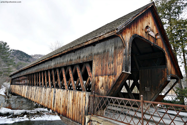 Lateral del Puente Cubierto Middle Covered Bridge en Vermont