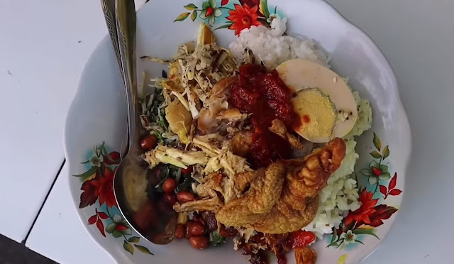 Hidangan Nasi Campur Bali - Gabungan Nasi, Daging, Sayuran, dan Sate dengan Sambal Khas Bali