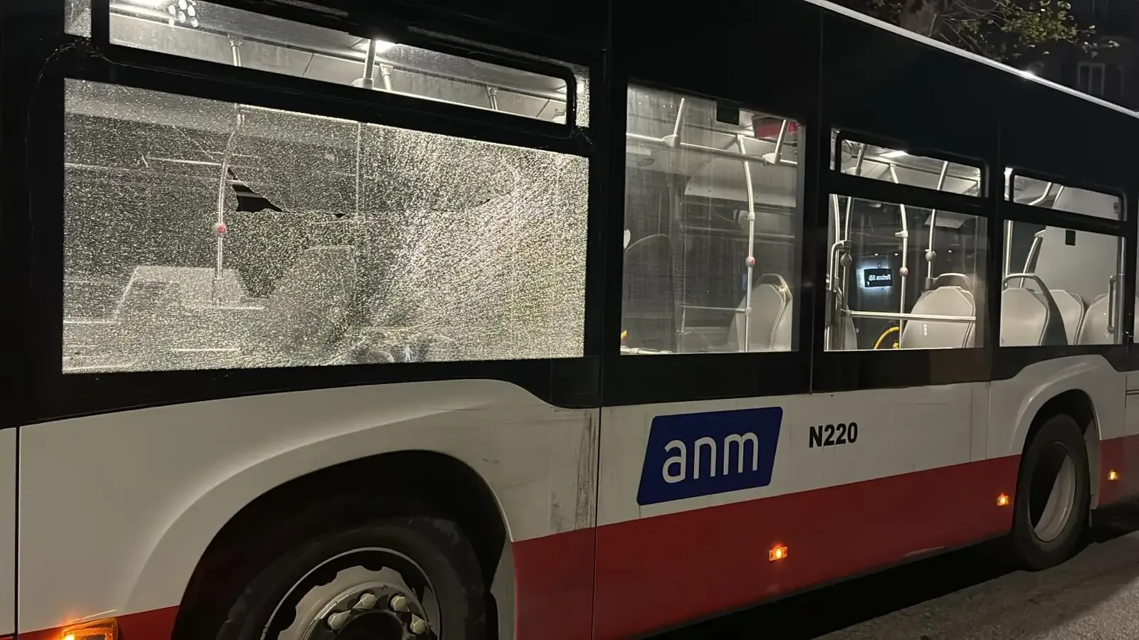 Un autobus ANM vandalizzato