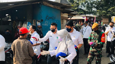 Gugus Tugas Kecamatan Solear Bagikan 10 Ribu masker Kain di Pasar Cikasungka dan Pasar Adiyasa