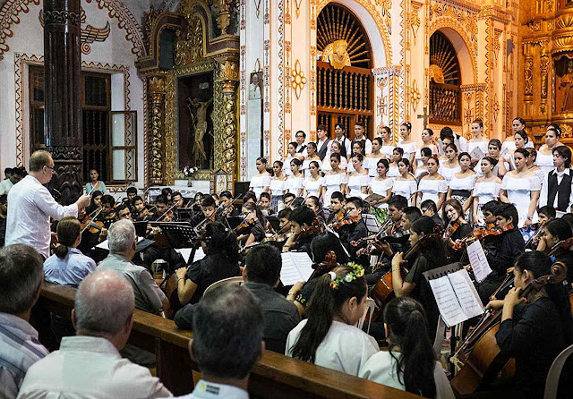 Nas restauradas capelas missionárias, descendentes dos 'povos originários', no caso guaranis, ensinam admiração pela música barroca.