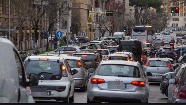 Rapporto Inrix: nel 2023 i romani hanno perso mediamente quasi 3 giorni nel traffico