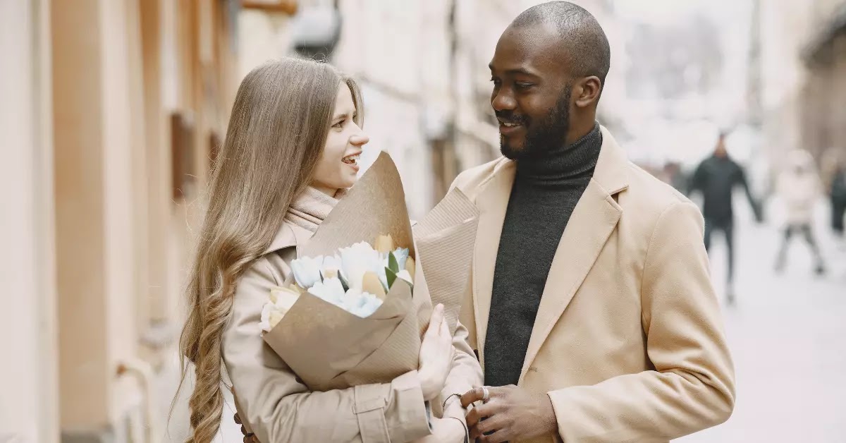 7 Signs He Wants to Make You His Girlfriend