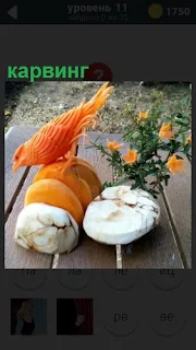 На столе из овощей вырезана птичка, карвинг позволяет и другие фигурки делать