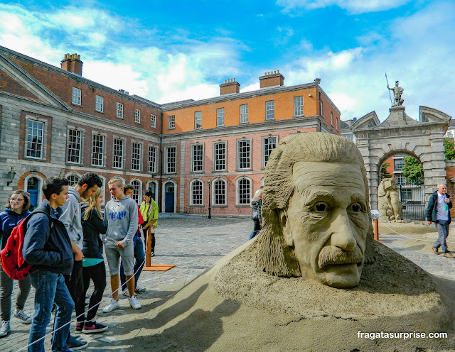 Einstein esculpido em areia no pátio do Castelo de Dublin, Irlanda