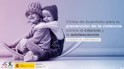 Un niño y una niña sonriendo. Llevan ropa de invierno