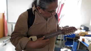 Juan Flores y el luthier Claudio Rojas ( ANTILKO)