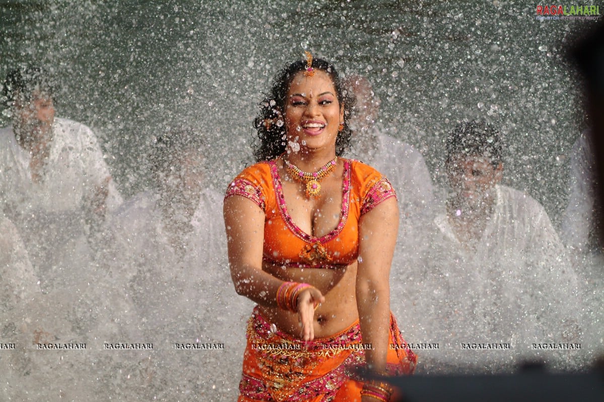 Suja Varunee dances in "Machi Suthtungada" song from the movie "Singakutty"