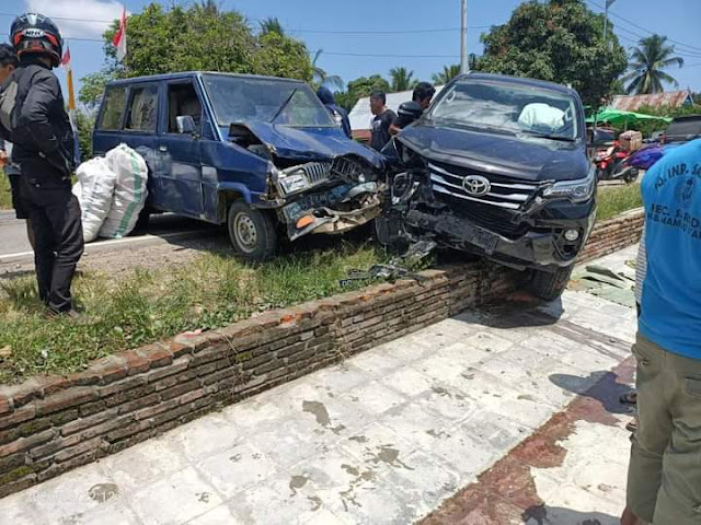 Kecelakaan adu banteng Fortuner vs kijang di Mamuju Tengah