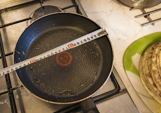 Рулеткой измеряем диаметр сковороды