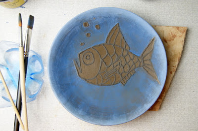Декоративная тарелка "Рыбка", фон декорирован синим ангобом.