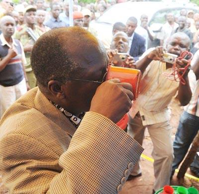 Afbeeldingsresultaat voor pombe magufuli akinywa kikombe cha babu