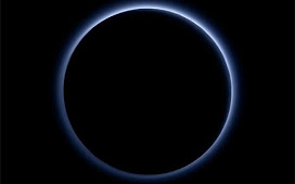 Primeira imagem colorida da atmosfera de Plutão revela céu azul