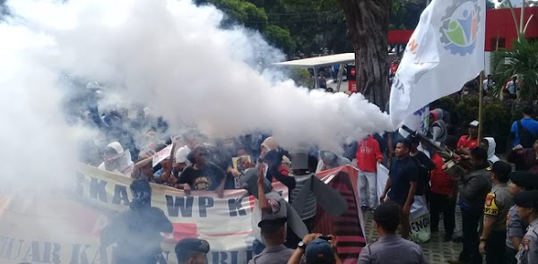 Massa Usir Agus Rahardjo Cs Pakai Mesin Pembasmi Nyamuk