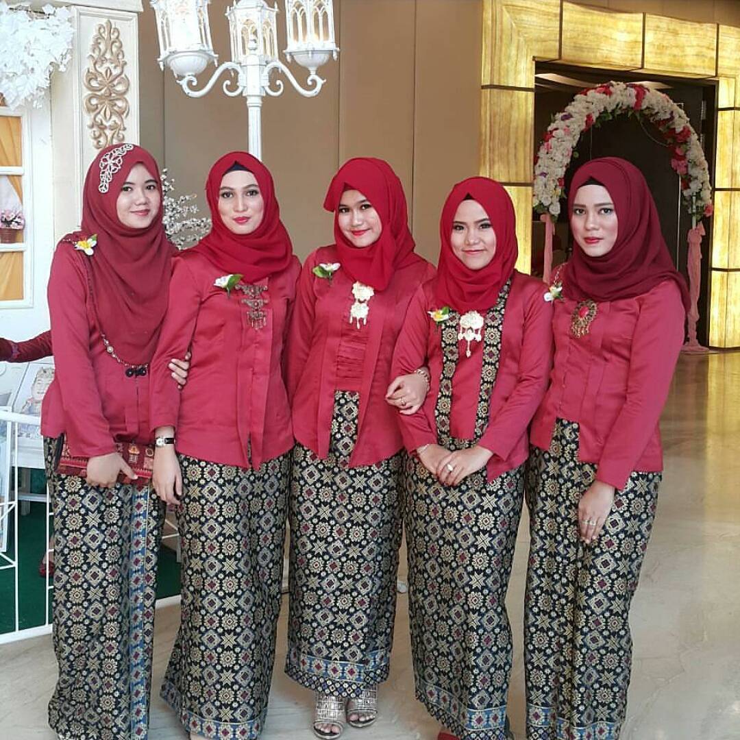 25 Model Kebaya Kutu Baru Berhijab Untuk Wanita Muslimah Modern