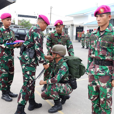 Prajurit Yonmarhanlan I Laksanakan Upacara Tradisi Penyambutan Tamtama Remaja di Mako Sarang Petarung Prajurit Yonmarhanlan I Laksanakan Upacara Tradisi Penyambutan Tamtama Remaja di Mako Sarang Petarung