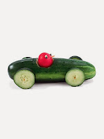 Фигура от зеленчуци кола от краставица с шофьор от репичка