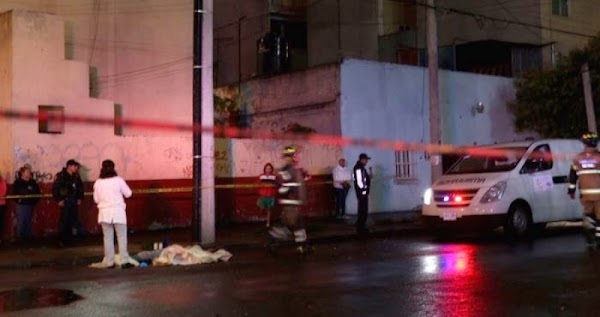 Médico atropella a dos delincuentes que minutos antes lo habían asaltado en ECATEPEC.; Ya es buscado por la policía