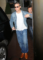 http://www.dailymail.co.uk/tvshowbiz/article-1308154/Robbie-Williams-dares-wear-double-denim-revisits-Take-That-days.html