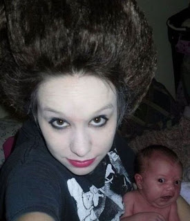 Bebê com medo da garota de cabelo arrepiado