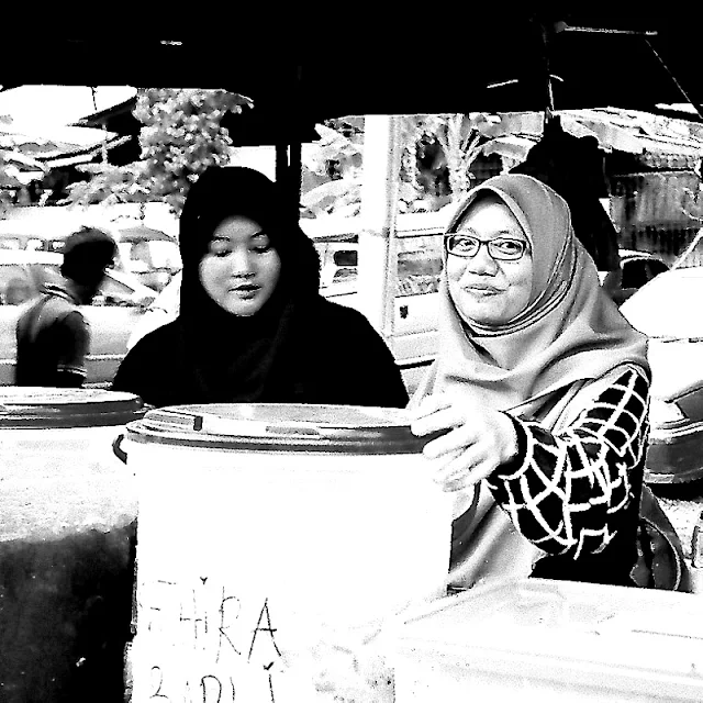 Olympus XA4 Macro, Analog Diary, The Ladies Are All Smiles 03