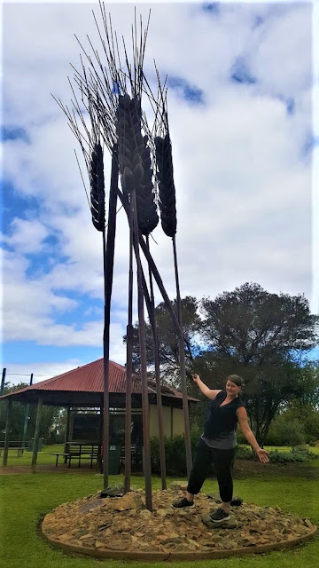 BIG Wheat Sheaf Sculpture in Mingenew | Australian BIG Things