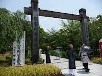 年に一度の青葉まつり、お餅を振舞われた