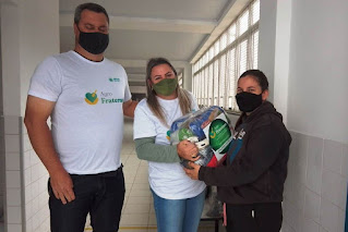 Adriana Marques, coordenadora do CRAS Alto, e Rodrigo Medeiros, do Sindicato Rural, na entrega das cestas de alimentos