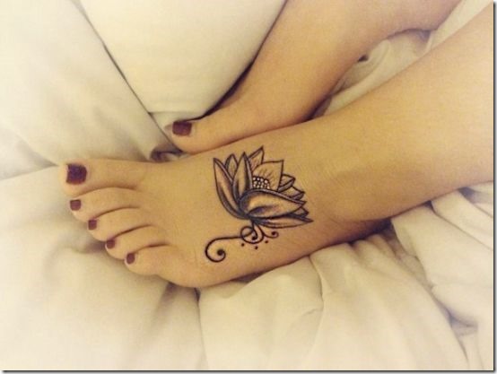 beau_pied_de_la_fleur_de_lotus_tatouage_en_noir