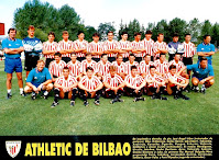 ATHLETIC CLUB DE BILBAO - Bilbao, España - Temporada 1994-95 - José Ángel Iribar (entrenador de porteros), Kike, Uribarrena, Carlos García, Lekumberri, Tabuenka, Andrinúa, Karanka, Ziganda, Huegun, Eskurza, Valencia, Galdames y Javier Irureta (entrenador); Mendiguren, Urrutia, Lambea, Ander Garitano, Asier, Valverde, Suances, Gaizka Garitano y Luke; Manuel Delgado Meco (preparador físico), Lacabeg, Larrazabal, Kortina, Larrainzar, Estíbariz, Óscar Vales y Patxi Ripodas (2º entrenador) - Plantilla del ATHLETIC CLUB, que es 8º en la Liga, con Javier Irureta de entrenador, sustituido por Amorrortu en la jornada 27