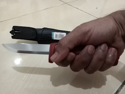 Tampilan Pisau Morakniv Basic 511 (C) Tergenggam