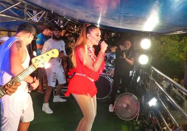 Gabriel Diniz e Solange Almeida agitam noite de folia em Aracati