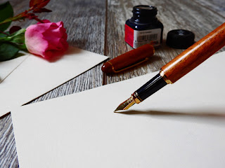 caneta e papel para escrever