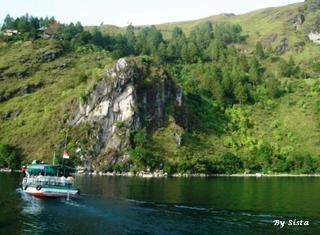 Batu Gantung di Danau Toba ~ Bumi Nusantara