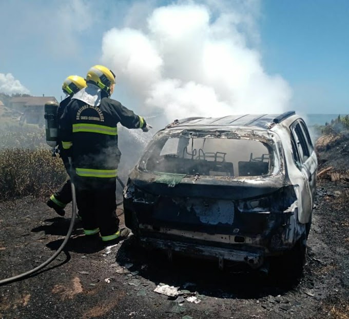 Carro de turista é incendiado após morador colocar fogo em lixo
