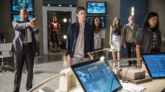 The Flash S02E01 The Man Who Saved Central City [2015 