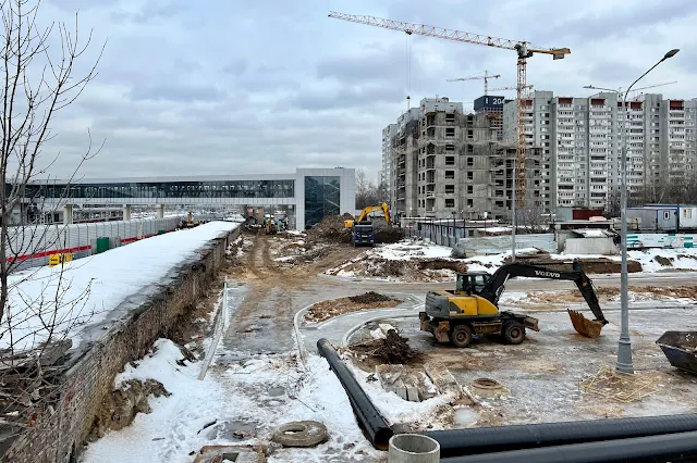 вид с Шереметьевского путепровода, строящаяся железнодорожная станция Марьина Роща, строящийся жилой дом по программе реновации