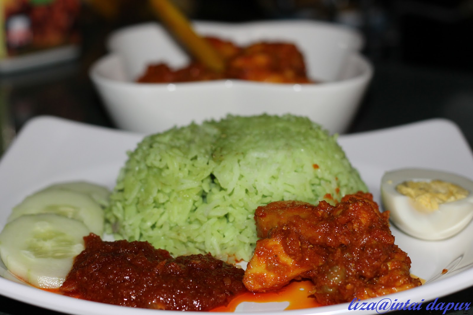 INTAI DAPUR: Nasi Lemak Hijau dan Ayam Goreng Serai