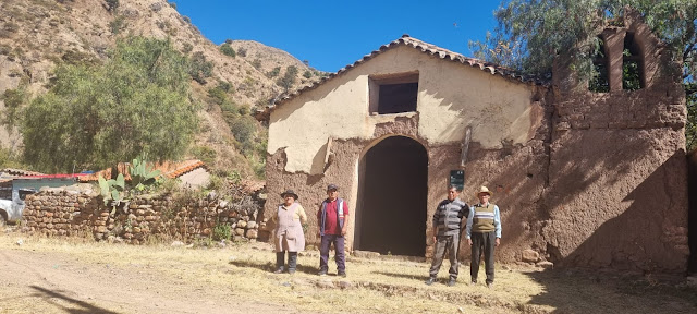 Besuch der Bildungseinheit von Toroca Bolivien. Auch hier bekommen alle Kinder nach dem Schülergottesdienst zur Unterstützung Schulmaterial aus Ihren Spenden.