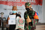 Dandim 0101/Aceh Besar Berikan Bantuan Beras Kepada Puluhan Masyarakat Usai Divaksin