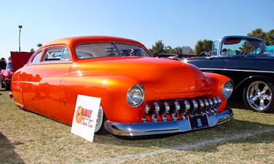 Carro laranja modificado e rebaixado