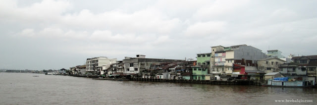 Melewati bangunan-bangunan tua saat menyusuri Sungai Kapuas menggunakan Kapal Wisata / Galaherang