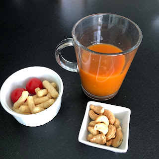 Verre de jus de carottes courgette et poivron à l'extracteur de jus