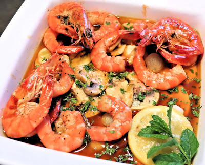 champignons de Paris, gambas, salade