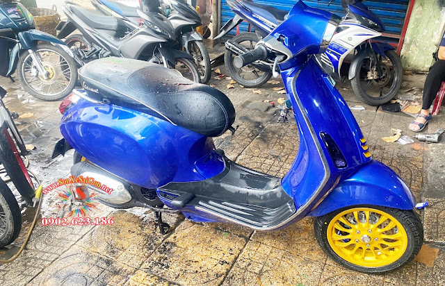 Vespa sơn mâm vàng dàn áo xanh tại sơn xe Sài Gòn